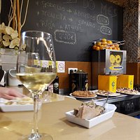 tapas de cocina y carta de vinos del mes