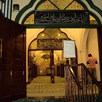Pintu utama Khadijah Mosque yang unik & anggun