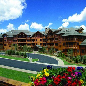 Mountain Thunder Lodge is conveniently located at Peak 8 and right across from the gondola. 