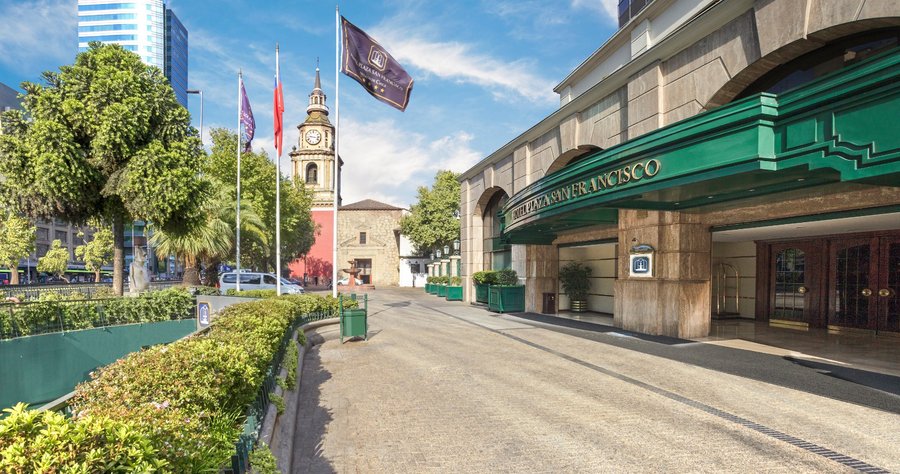 Nuestro hotel está ubicado en el centro de Santiago, la hermosa Iglesia San Francisco de vecina.