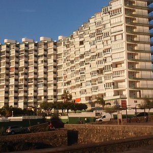 "Mole" construida muy cerca del litoral, en pleno desarrollismo de los años sesenta