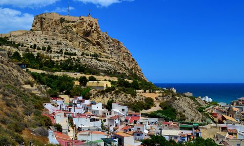 Vista del Castillo de Santa Bárbara, en la parte de abajo se observa el Casco Antiguo - Santa Cr