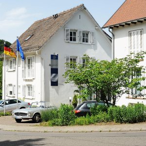 Hotel Sengscheider Hof in St. Ingbert, image may contain: Lamp, Table Lamp, Furniture, Home Decor