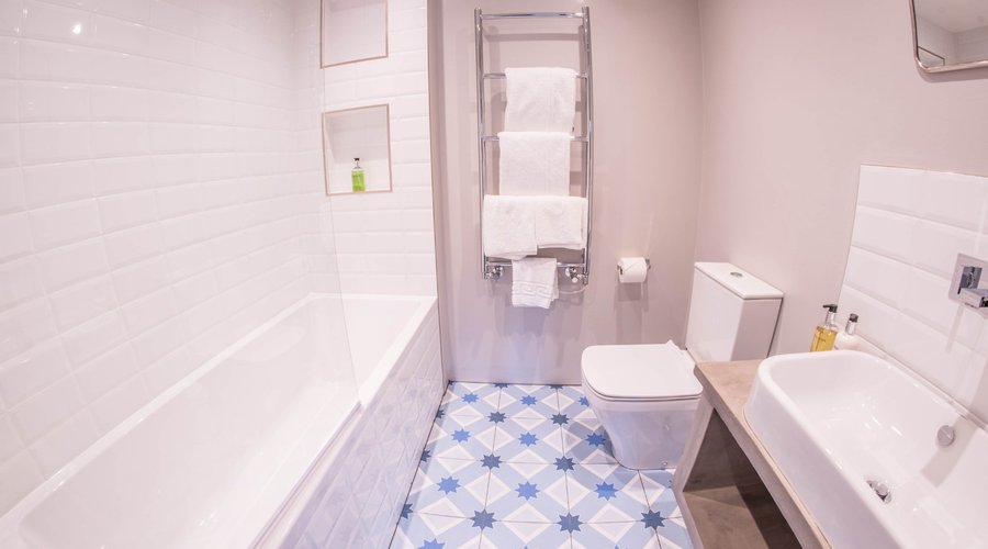 Suite bathroom
