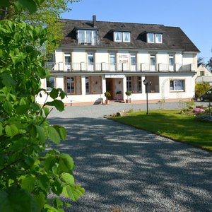 Lassen Sie den Tag bei einem kühlen Getränk auf unserer Veranda ausklingen.