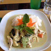 ottimo il piatto di riso con pollo, verdure e curry