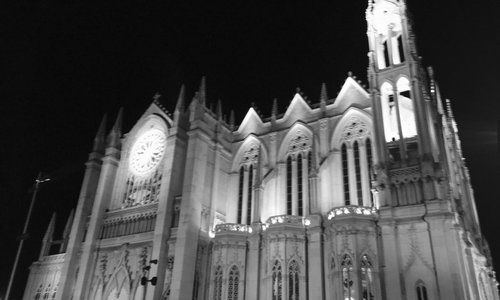 Hermoso templo expiatorio, la iluminación nocturna es perfecta, la plaza súper limpia, puedes to