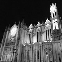 Hermoso templo expiatorio, la iluminación nocturna es perfecta, la plaza súper limpia, puedes to