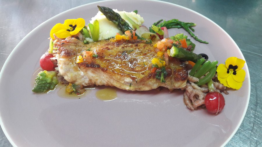 Turbot poelé au huile de noisette,purée de pommes de terre aux crevettes grise.