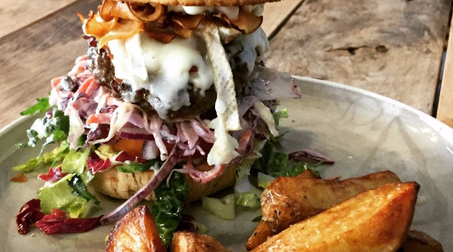 Odelsgutt: burger av Charolais kjøttfe, jordskokkchips, kålsalat, Mjøsbacon og trøffelaioli 