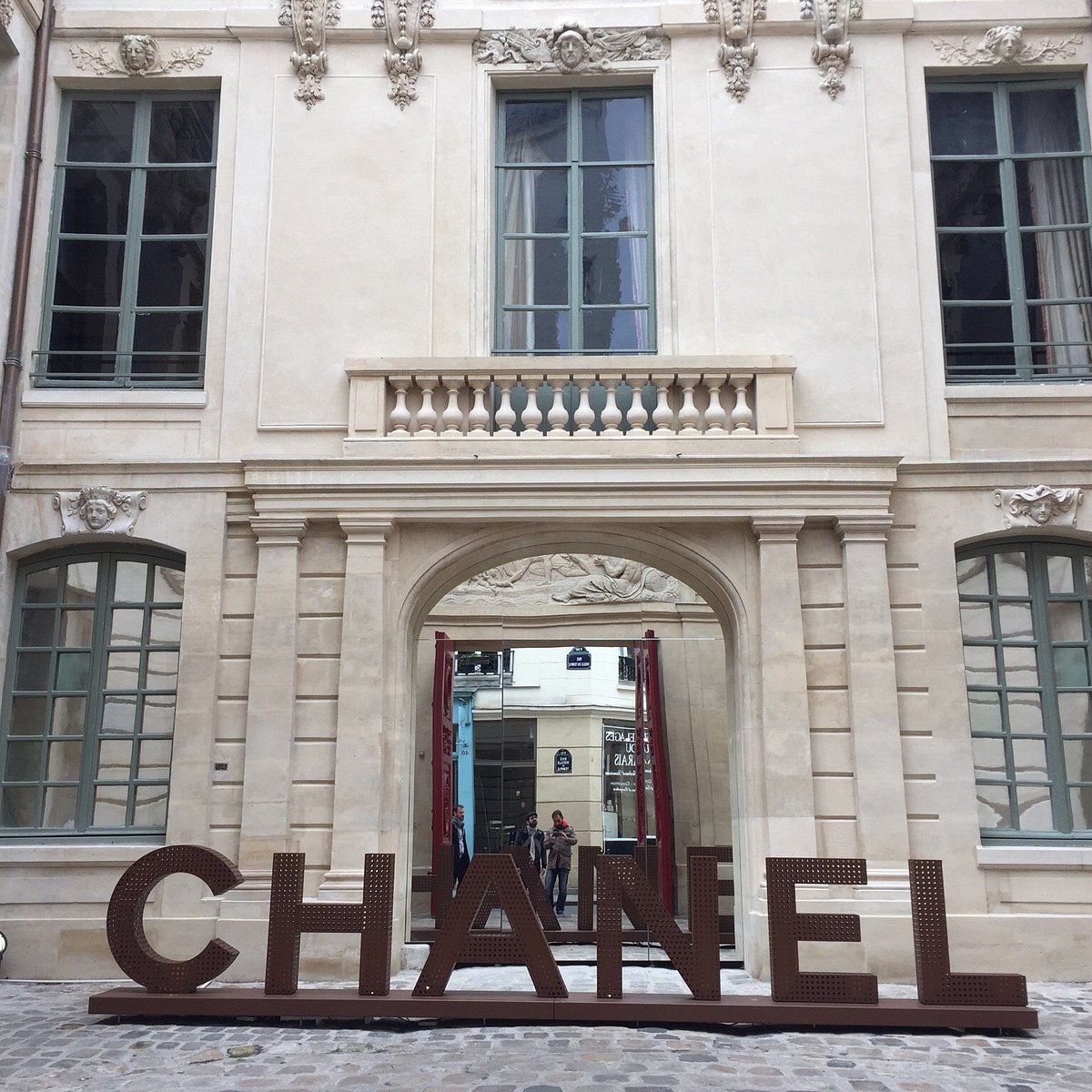 CHANEL OPENS POP-UP STORES IN LE MARAIS, PARIS