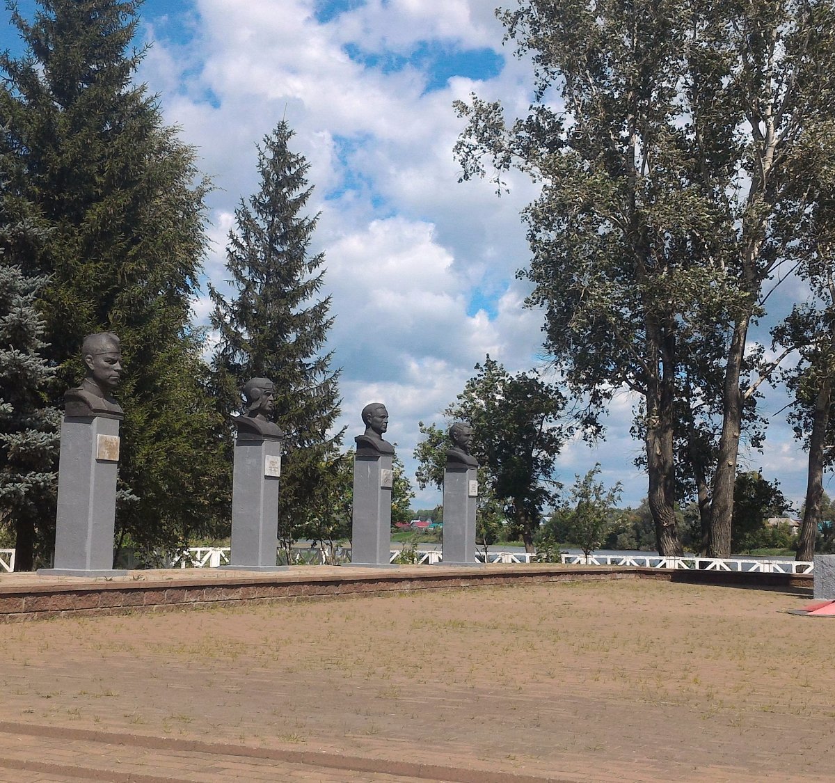 Благовещенск башкирия. Памятники Благовещенска Башкортостан. Мемориал Благовещенск РБ. Город Благовещенска РБ памятники. Благовещенск Башкортостан парк Киселева.