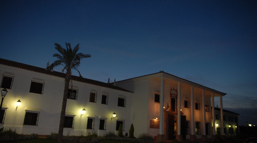 FACHADA DE NOCHE