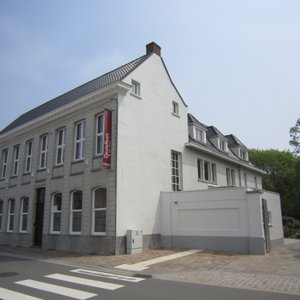 Front of Sleutelhuys and entrance to the walled garden