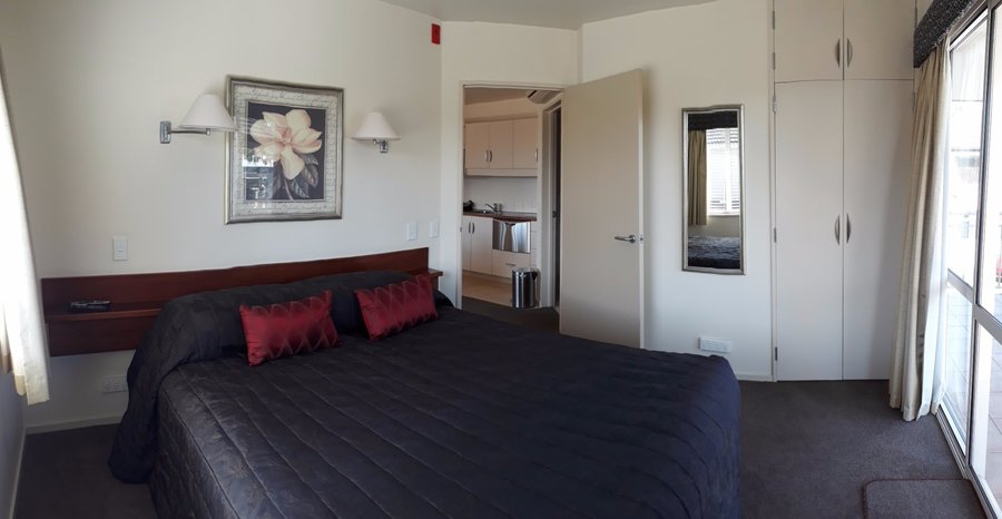 Executive 1 Bedrooom with spa, air con and dishwasher.