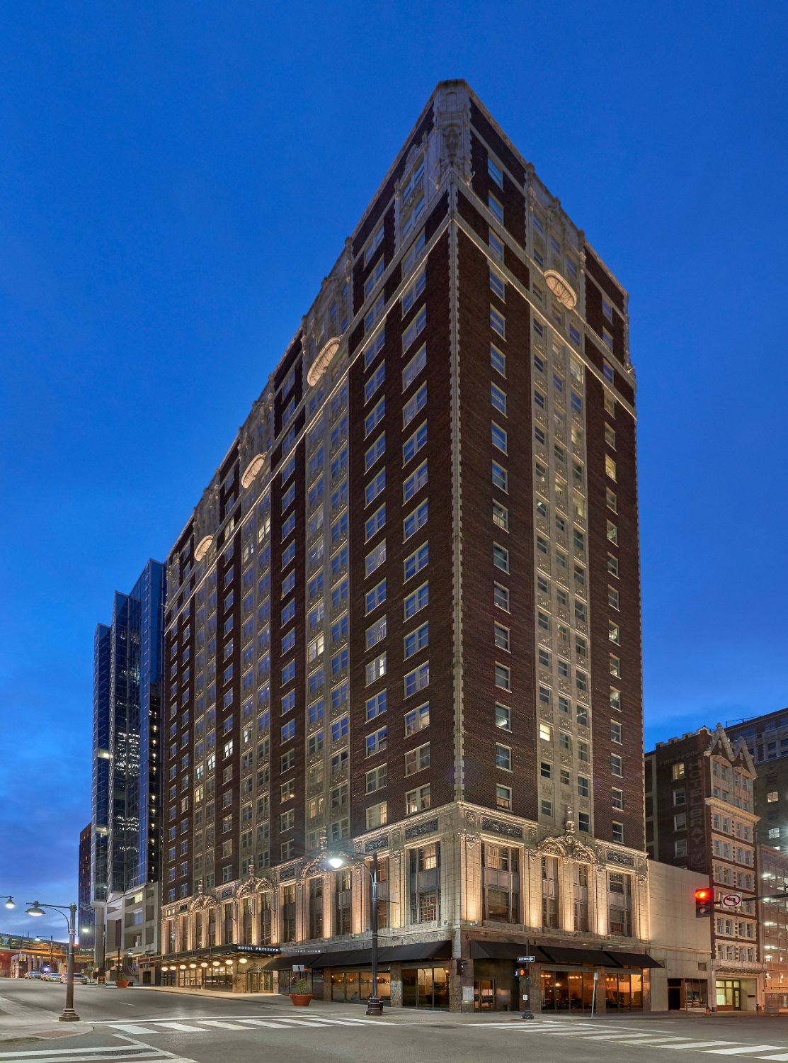 HOTEL PHILLIPS KANSAS CITY, CURIO COLLECTION BY HILTON