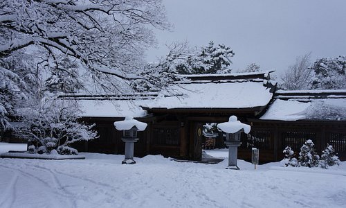 雪の中の神社