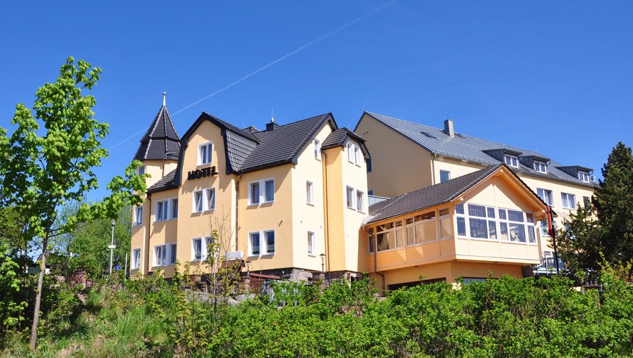 Aussenansicht im Sommer Schlossberghotel Oberhof