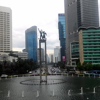 Patung di tengah bundaran