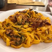 Tagliatelle guanciale croccante e stridoli... jalapeno e chips fritte..passatello asciutto pomod