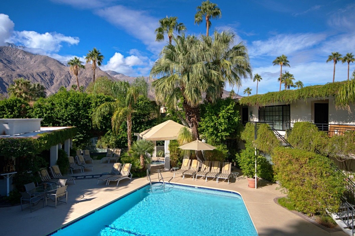Hotel photo 10 of Descanso Men's Resort.