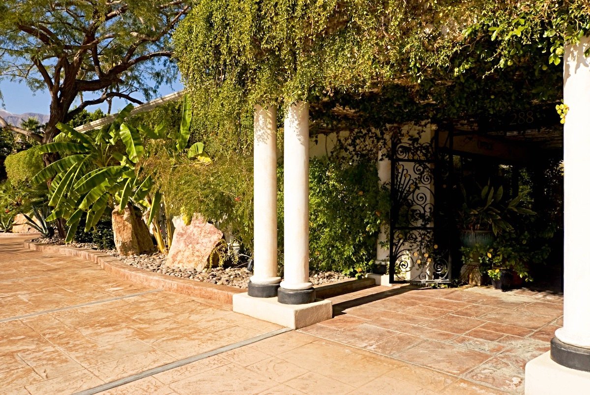 Hotel photo 11 of Descanso Men's Resort.