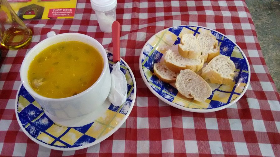 Canja de galinha com torradas
