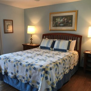 Daisy Room, Queen Bed with Private Bath, TV, Private Patio, 1st floor of Carriage House