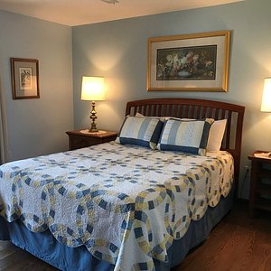 Daisy Room, Queen Bed with Private Bath, TV, Private Patio, 1st floor of Carriage House
