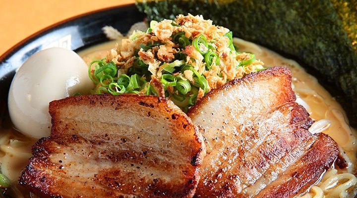 炙った焼豚の肉汁がスープとの相性バッチリ！『炙り焼豚ラーメン』