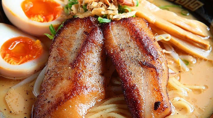 柔らかく煮込んだ希少部位の豚トロを炙った絶品！『炙り豚トロラーメン』