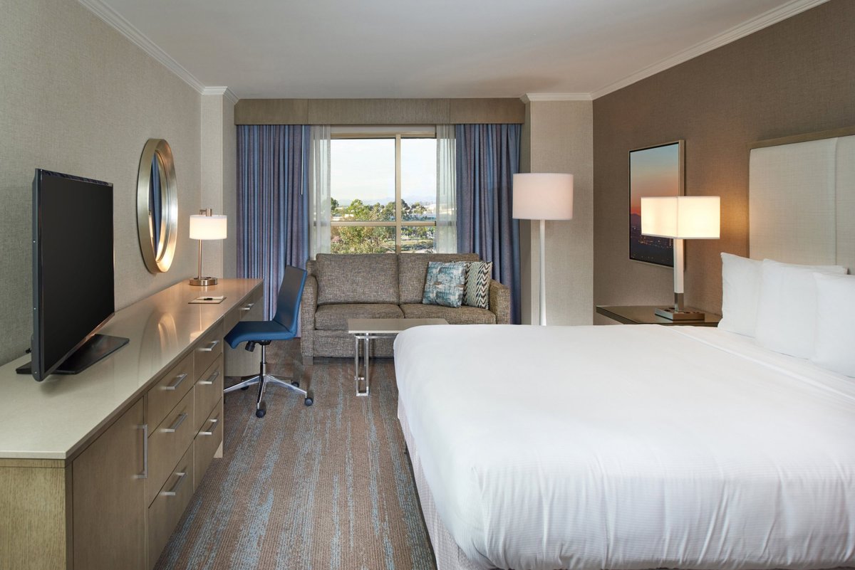 DoubleTree by Hilton Irvine - Spectrum - hotel rooms