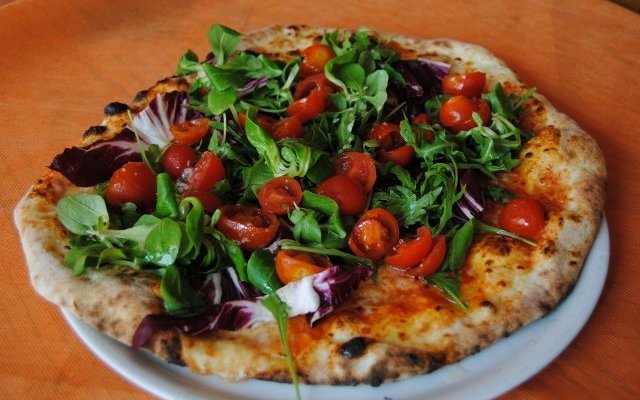 la pizza che porta il nome della pizzeria ... NUOVA GARDA 
