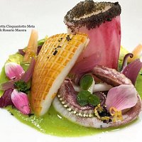 Seppia arrostita e calamaro al lampone su salsa di insalata mista
