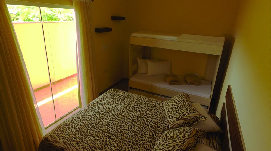 Quarto Armação. ( TV, Frigobar, Microondas, Ar-condicionado, Wifi) 1 cama de casal + 1 triliche