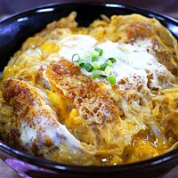 Katsu-Don Riso bianco con maiale fritto tonkatsu e uovo