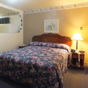 Nice comfortable king size bed with good pillow and silent air conditioning unit