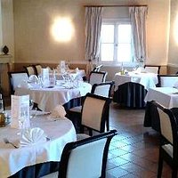 Une salle élégante dans un ancien relais de poste rénové avec goût