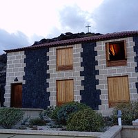 Edificio que acoge la sala de telares y la sala multiuso para clases, reuniones y conferencias