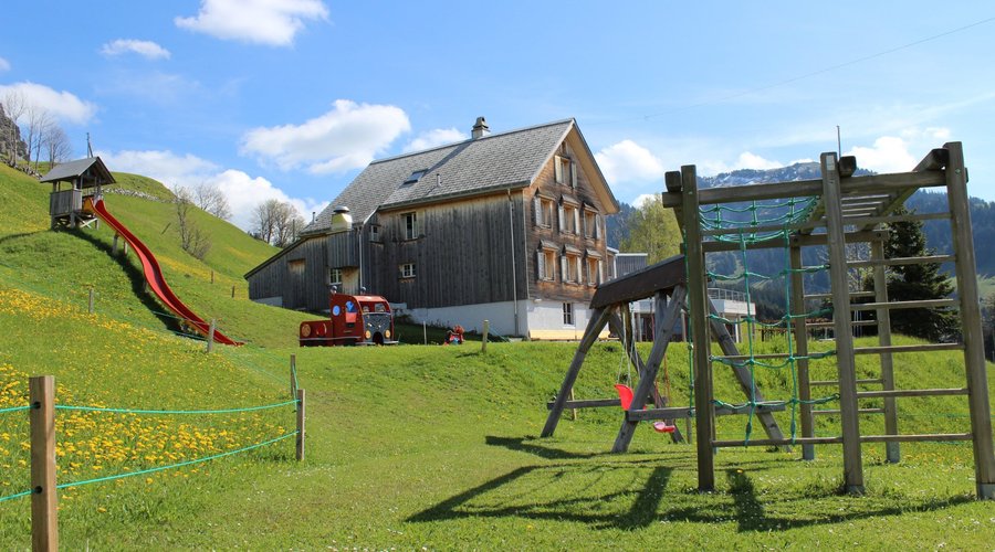 Holzstübli & Spielplatz