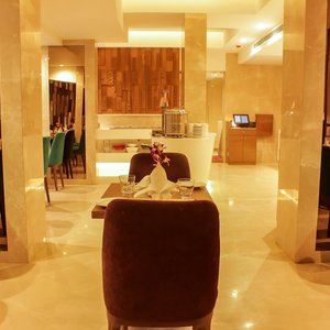 Comfort Inn Heritage in Mumbai, image may contain: Furniture, Home Decor, Bedroom, Bed