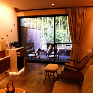 部屋からベランダに向かって