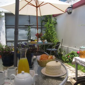 Nuestra terraza entre hortensias y madre selva, para tomar un desayuno, conversar  y descansar.