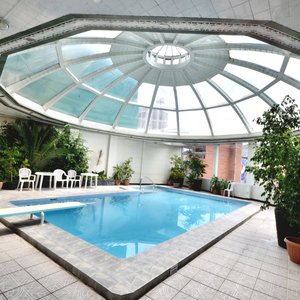 Club Oasis, piscina atemperada, sauna seco, vapor y gimnasio