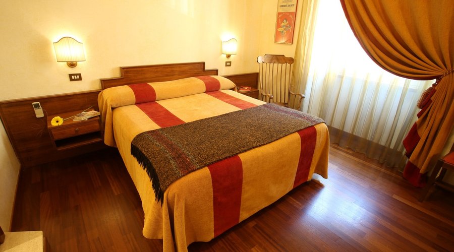 Double Red room with possibility to add single bed-private bathroom-all services