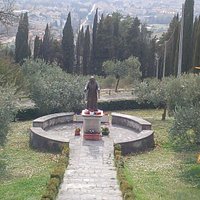La statua di S. Pio e il panorama che si vede dal Santuario