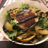 ensalada verona con queso de cabra, naranja y pera