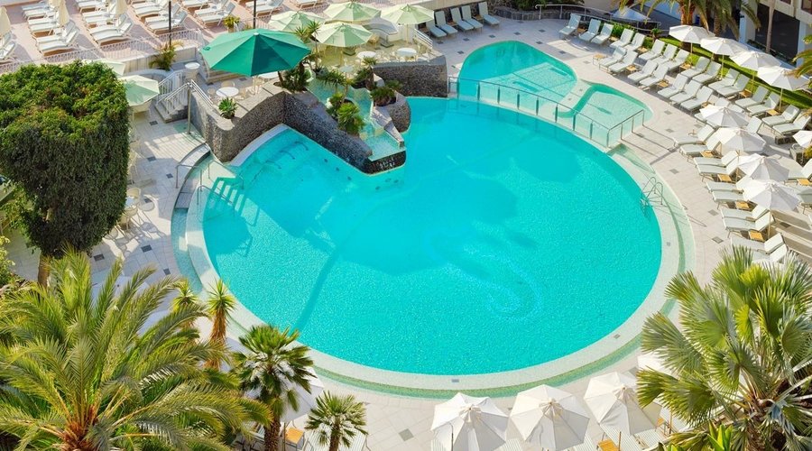 Pool and sun terrace