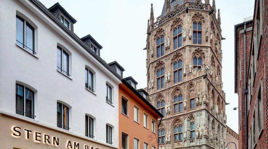 Aussenansicht mit Rathaus im Hintergrund
