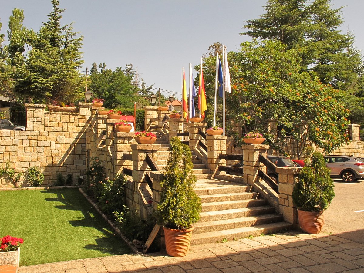 Perreras exteriores - Picture of Hotel Rural Spa&Wellness Hacienda Los  Robles, Navacerrada - Tripadvisor